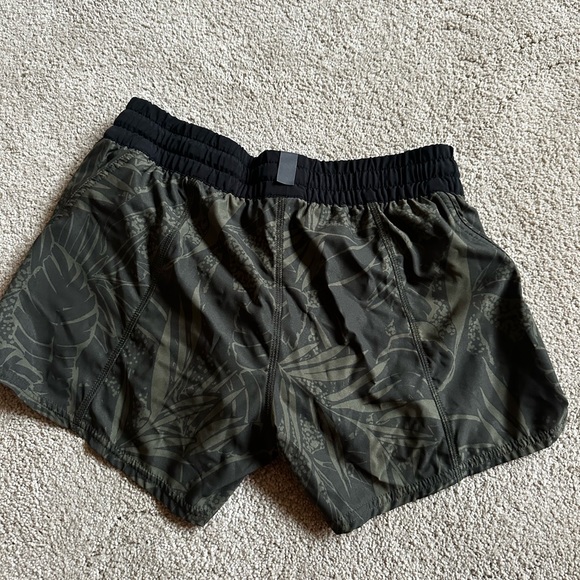 Vuori short. Never worn - Picture 2 of 2